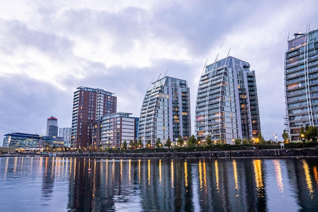 Schemermening van castlefield - een binnenstedelijk beschermd gebied van manchester in noordwest-engeland. het wordt begrensd door de rivier de irwell, quay street, deansgate en de chester road.