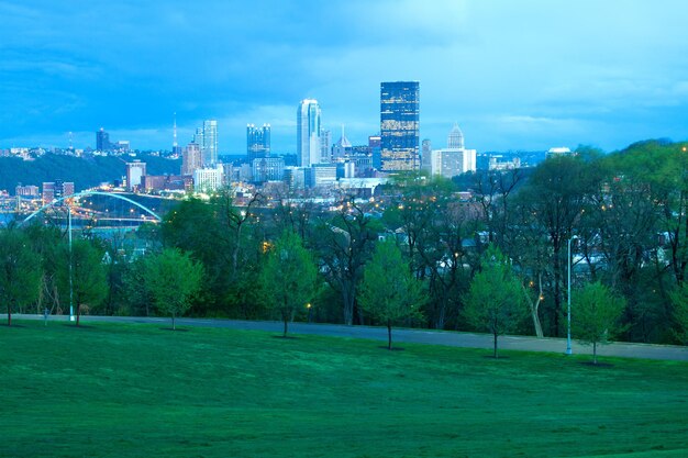 Foto schenley park nel quartiere di oakland e nel centro della città skyline pittsburgh pennsylvania usa