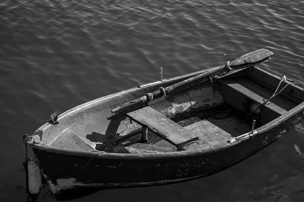 schepen afgemeerd in haven met kalme zee