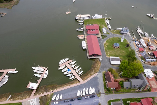 Schepen bij de dokken in St. Michaels Maryland Chespeake Bay luchtfoto panorama