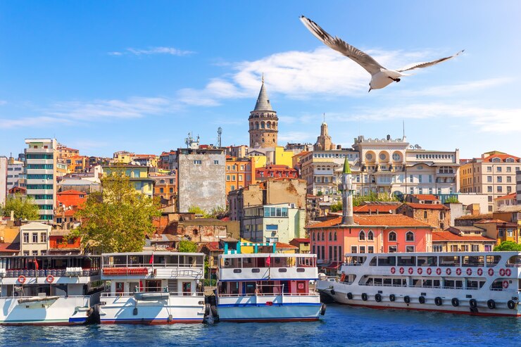 Schepen dichtbij de Karakoy-pijler in Istanboel, Turkije.