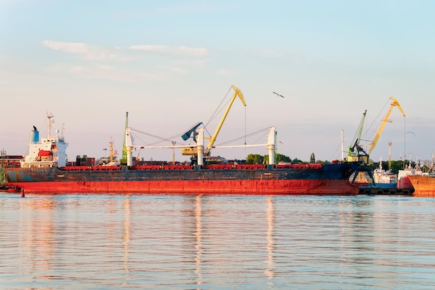 Schepen en kranen in de haven van Klaipeda in Litouwen, Oost-Europees land aan de Oostzee