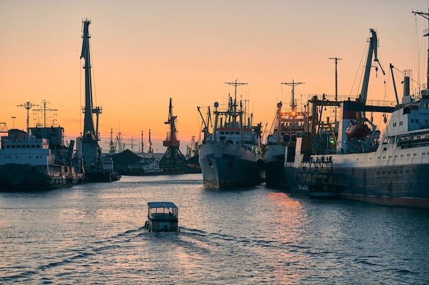 Schepen in zeehaven op zonsondergang