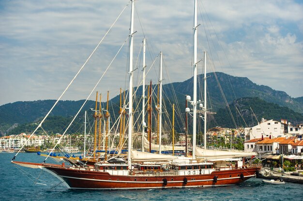 Schepen met masten in de baai van Marmaris.Turkey