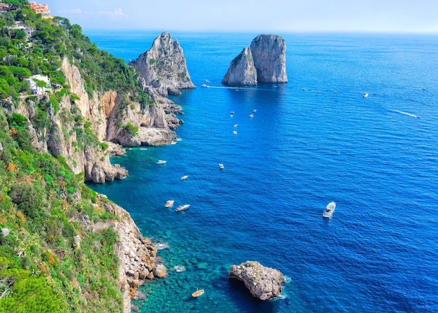 Schepen op de kliffen van Faraglioni en de Tyrrheense Zee op het eiland Capri, Italië