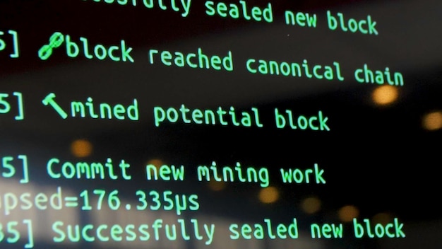 Scherm met cryptocode groene cijfers programma code voor mijnbouw cryptocurrency mijnbouw werk scherm