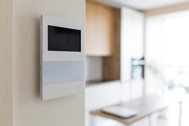 scherm met smart home-apps aan de muur in modern appartement