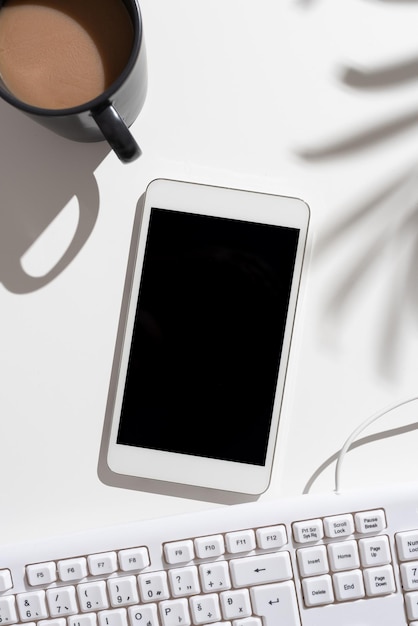 Scherm van mobiele telefoon met belangrijke berichten op bureau met essentiële informatie over koffie en toetsenbord