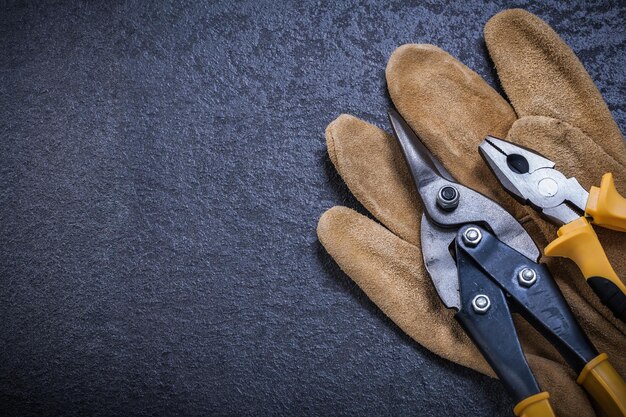 Scherpe blikschaar tang leer veiligheidshandschoen bouwconcept
