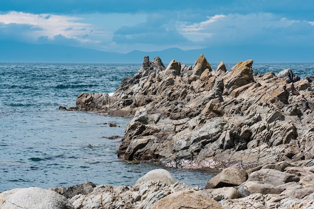 Scherpe grillige basaltrotsen aan de zeekust