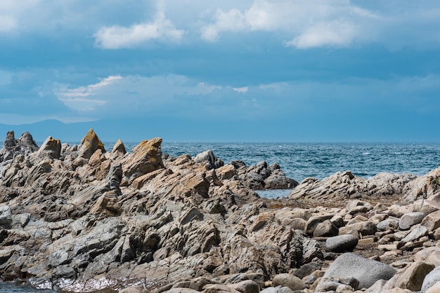 Scherpe grillige basaltrotsen aan de zeekust