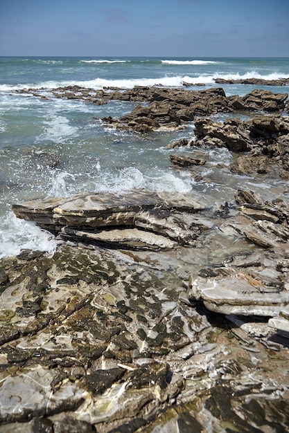 Scherpe rotsen op oceaankust
