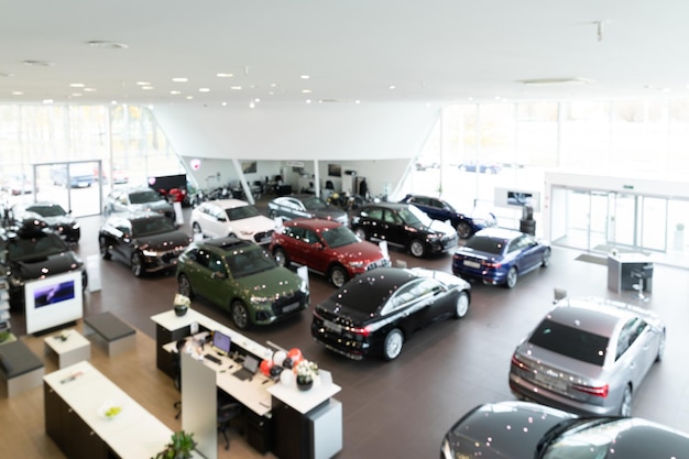 Scherptediepte foto van autodealer showroom met premium auto's panorama met vervaging