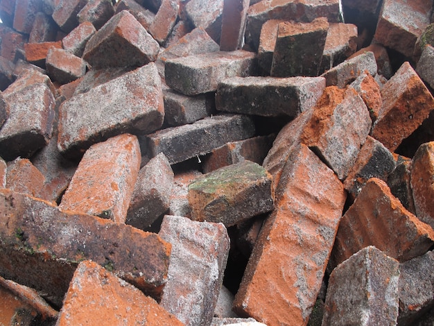 Foto scherven van rode bakstenen op de grond