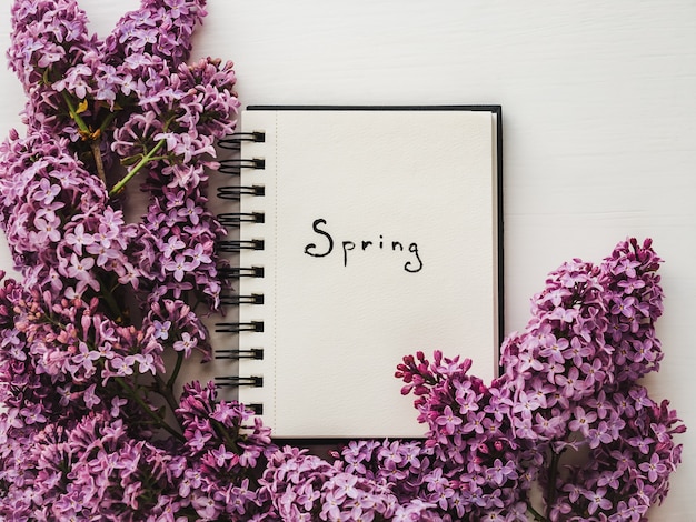Schetsboek, lege pagina en heldere lila bloemen