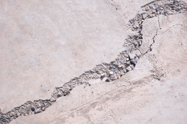 Scheuren en gebroken textuur achtergrond van beschadigde betonnen vloer