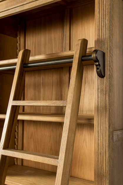 Scheve houten ladder voor een hoge kast meubelaccessoires bibliotheek hoge kasten
