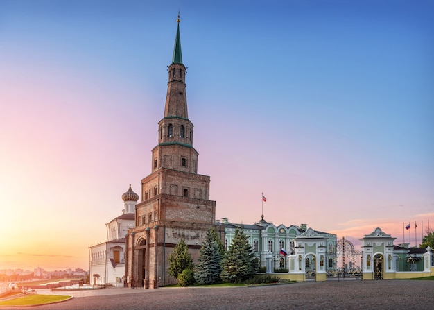 Scheve toren Syuyumbike in het Kremlin van Kazan bij zonsondergang
