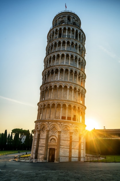 Scheve toren van Pisa in zonsonderganglicht