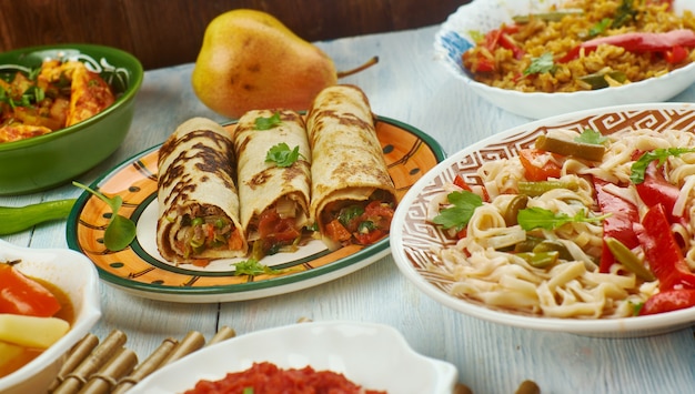 Cucina schezwan, cucina cinese asiatica, piatti tradizionali assortiti, vista dall'alto.