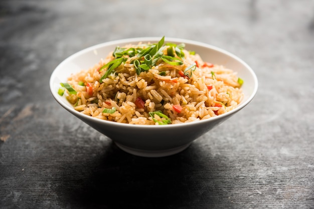 Schezwan Fried Rice Masala is een populair Indo-Chinees gerecht dat wordt geserveerd in een bord of kom met eetstokjes. selectieve focus