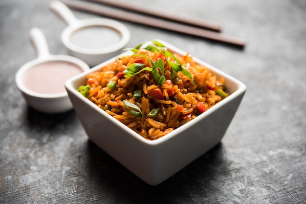 Schezwan Fried Rice Masala is een populair Indo-Chinees gerecht dat wordt geserveerd in een bord of kom met eetstokjes. selectieve focus