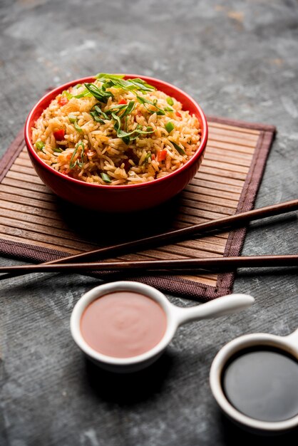 Schezwan Fried Rice Masala is een populair Indo-Chinees gerecht dat wordt geserveerd in een bord of kom met eetstokjes. selectieve focus