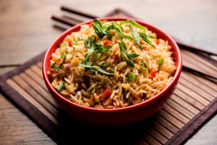 Foto schezwan fried rice masala is een populair indo-chinees gerecht dat wordt geserveerd in een bord of kom met eetstokjes. selectieve focus