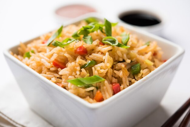 Schezwan Fried Rice Masala is een populair Indo-Chinees gerecht dat wordt geserveerd in een bord of kom met eetstokjes