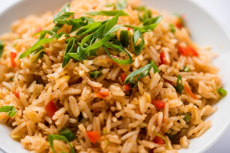 Foto schezwan fried rice masala is een populair indo-chinees gerecht dat wordt geserveerd in een bord of kom met eetstokjes