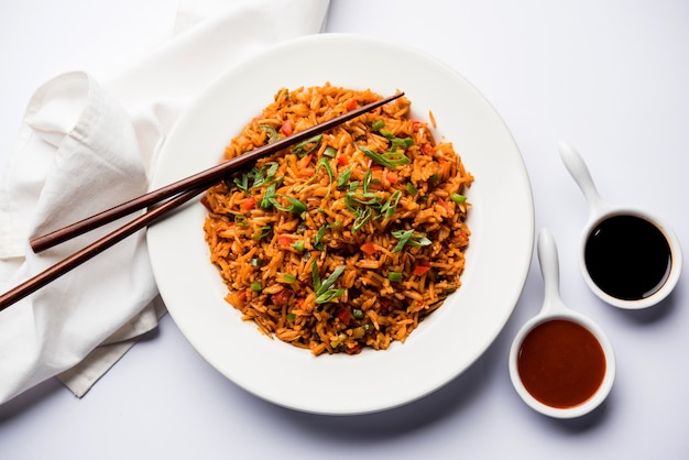 Schezwan Fried Rice Masala is een populair Indo-Chinees gerecht dat wordt geserveerd in een bord of kom met eetstokjes