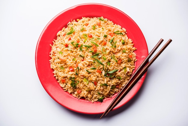 Schezwan Fried Rice Masala is een populair Indo-Chinees gerecht dat wordt geserveerd in een bord of kom met eetstokjes