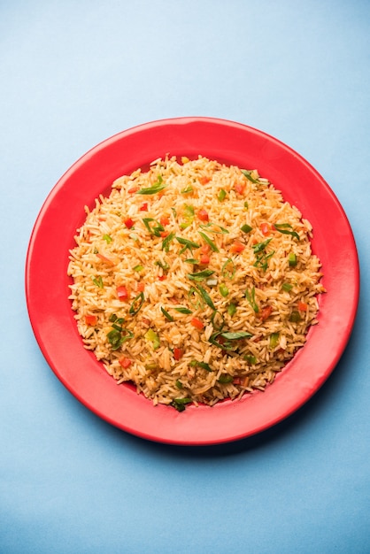 Schezwan Fried Rice Masala is een populair Indo-Chinees gerecht dat wordt geserveerd in een bord of kom met eetstokjes