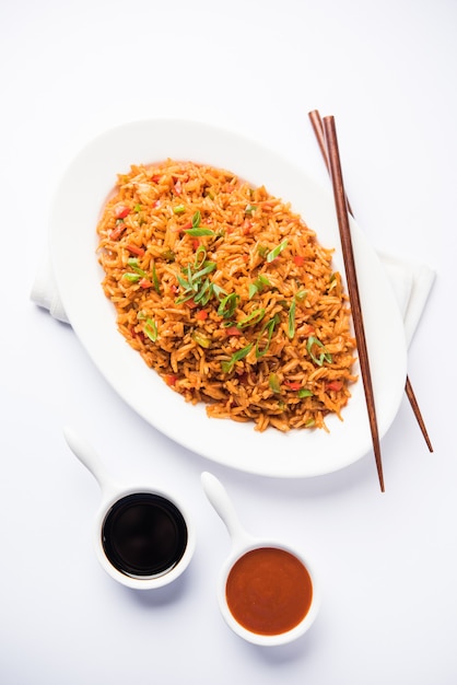 Schezwan Fried Rice Masalaは、箸を使って皿またはボウルに入れて提供される人気のインド中華料理です。