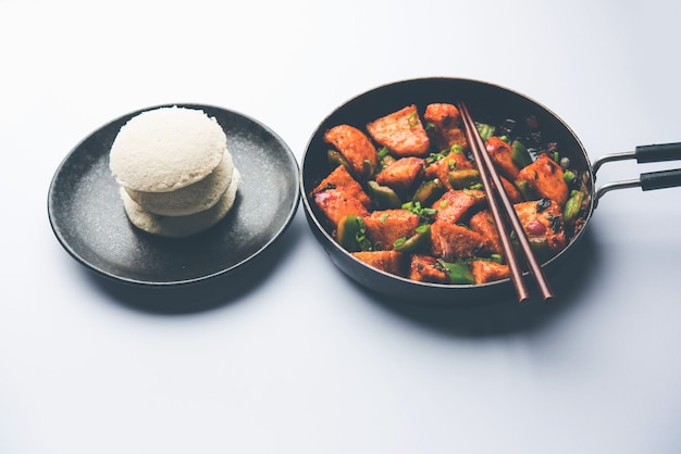 Schezwan Idli 또는 manchurian Idly, 맛있는 인도 중국 요리법. 선택적 초점