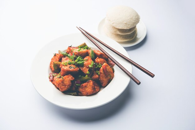 Schezwan Idli 또는 manchurian Idly, 맛있는 인도 중국 요리법. 선택적 초점