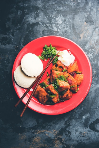 Schezwan Idli of manchurian Nutteloos, smakelijk Indo-Chinees recept. selectieve focus