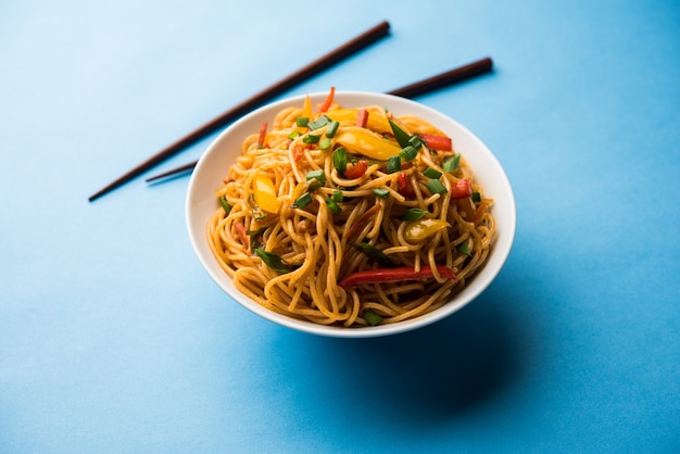 Schezwan Noodles of plantaardige Hakka Noodles of chow mein is een populair Indo-Chinees recept, geserveerd in een kom of bord met houten eetstokjes