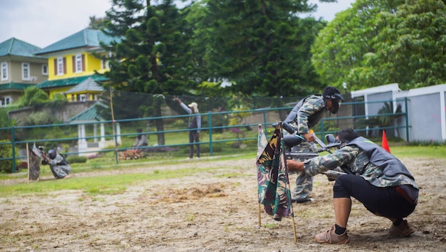 Foto schiet twee groepen paintball neer