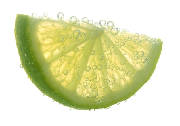 Schijfje limoen in bruisend water op witte achtergrond Citrus frisdrank