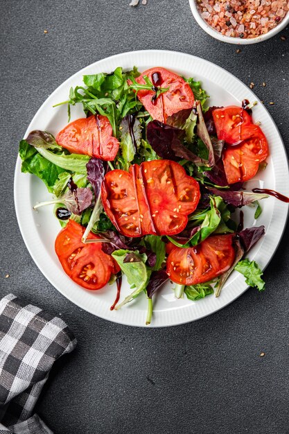 schijfje tomaat salade maaltijd eten snack op tafel kopieer ruimte voedsel achtergrond rustiek bovenaanzicht