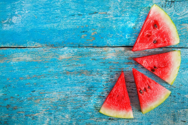 Foto schijfje watermeloen op een blauwe achtergrond