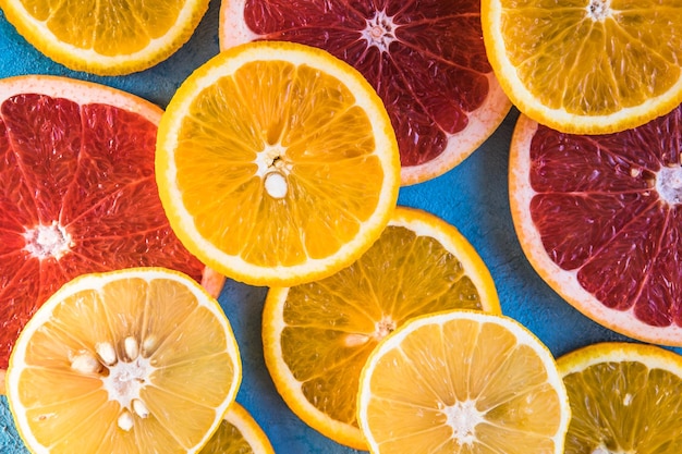 Schijfjes citrus Vers fruit gesneden in halve sinaasappel roze pompelmoes citroen