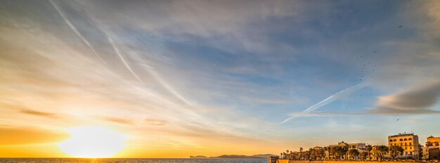 Foto schijnende zon in alghero bij zonsondergang sardinië