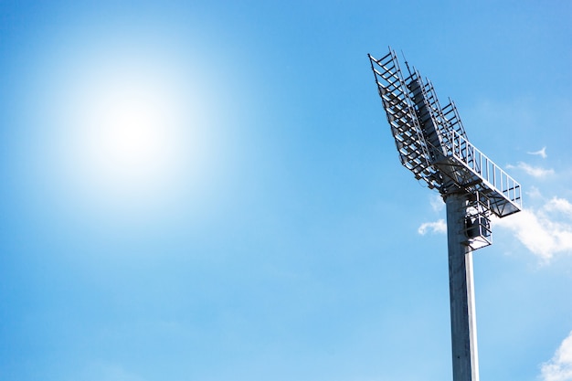 Schijnwerper op verlichtingstoren van stadion op blauwe skye-achtergrond