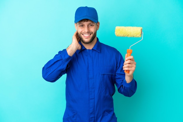 Schilder blanke man geïsoleerd op blauwe achtergrond lachen