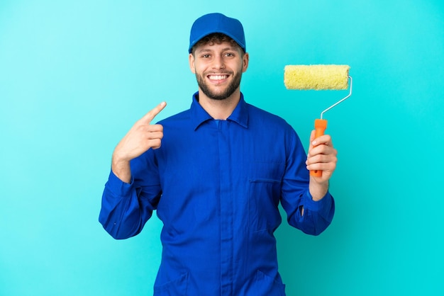 Schilder blanke man geïsoleerd op blauwe achtergrond met een duim omhoog gebaar