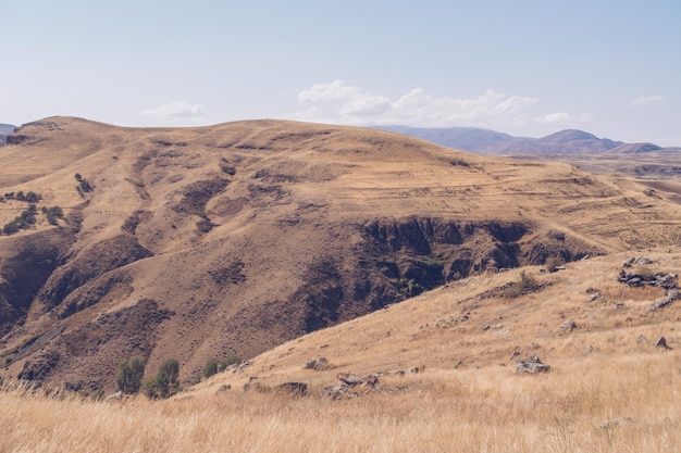 Schilderachtig Armeens herfstlandschap op de achtergronden Velden en weiden in de bergen van de regio Armenië Rechtenvrije Stockafbeeldingen