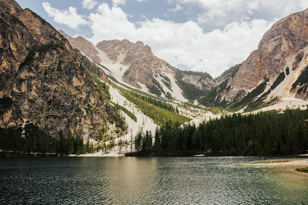 Schilderachtig beeld van het beroemde meer in de Dolomieten-Alpen in zomerdag.