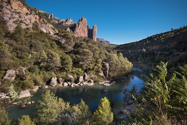 Schilderachtig berglandschap Mallos de Riglos en rivier Gallego in Aragon, Spanje.
